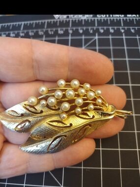 Vintage Gold Tone Leaf Brooch Faux Pearl Large Pin Floral Costume Jewelry Rare